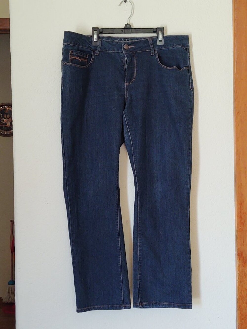 FADED GLORY SIZE 14 PETITE 5 POCKET EMBROIDERED FLARE STITCH STRAIGHT LEG  JEANS